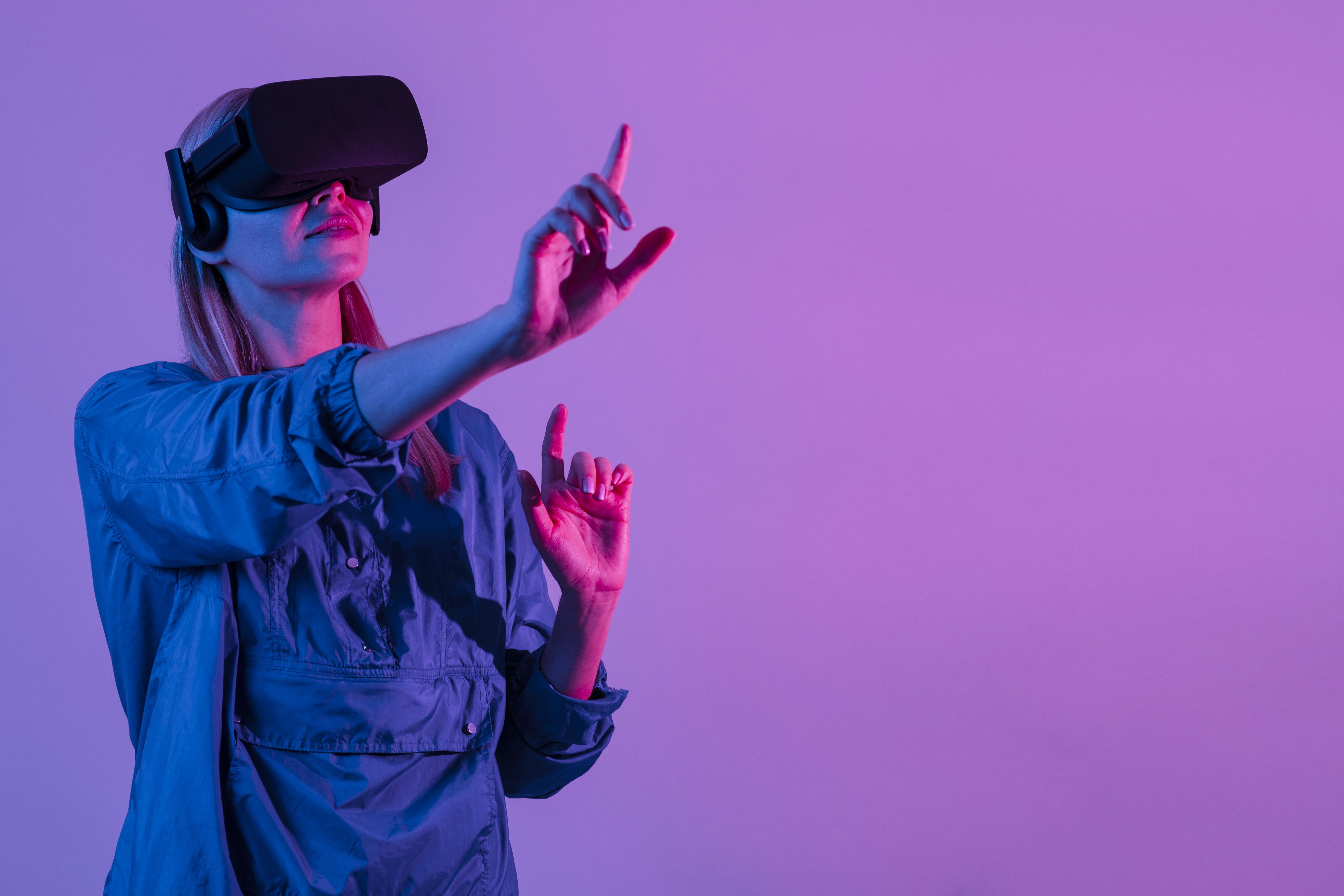 Mulher usando óculos de realidade virtual